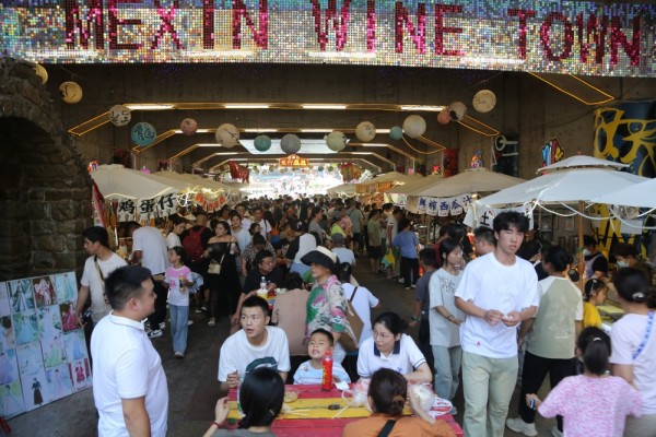 今年“雙節”假期景區客流突破100萬人次。受訪單位供圖