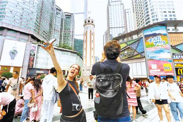 國慶中秋假期，解放碑步行街迎來多家品牌首店，吸引不少游客來探店打卡。（受訪者供圖）