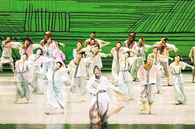 舞劇《杜甫》中的“春夜喜雨”舞段。（重慶歌舞團供圖）