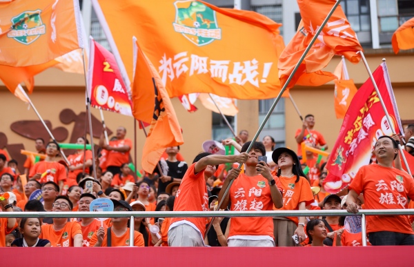 云陽球迷為云陽恐龍隊加油助威。譚啟云攝