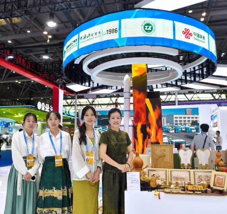 代表九龍坡參加西洽會。