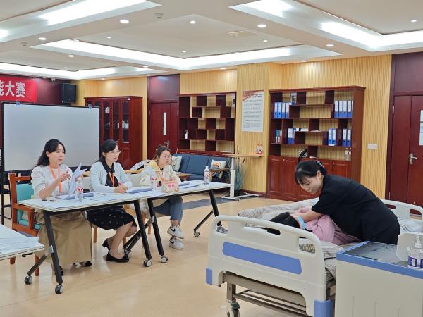 評審團現場評分。重慶市一福養老發展中心供圖