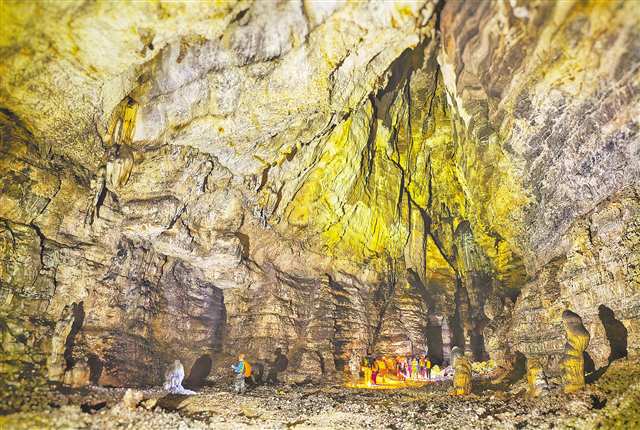 地質工作人員在南川的次生淋濾型石膏溶洞內勘查。通訊員 唐湛 甘昊旻 攝/視覺重慶