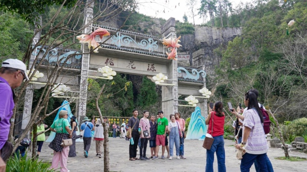 泰國游客合影。 酉陽桃花源文旅集團供圖