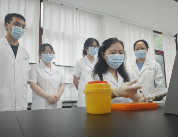 重慶醫科大學附屬大足醫院博士后耿珊及團隊正在開展實驗研究。受訪者供圖