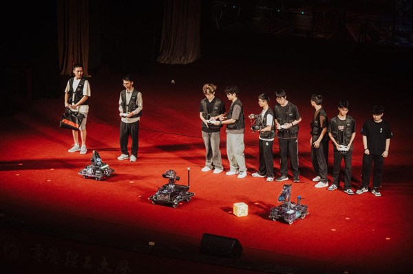 科創團隊展示獲獎作品。重慶理工大學供圖