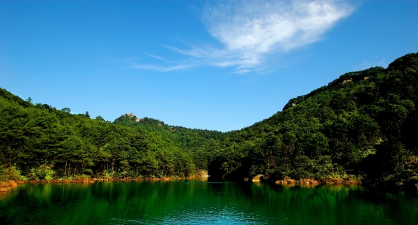 孔雀湖。石筍山景區供圖