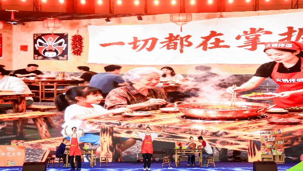 活動現場，熱鬧非凡。黃亞輝攝