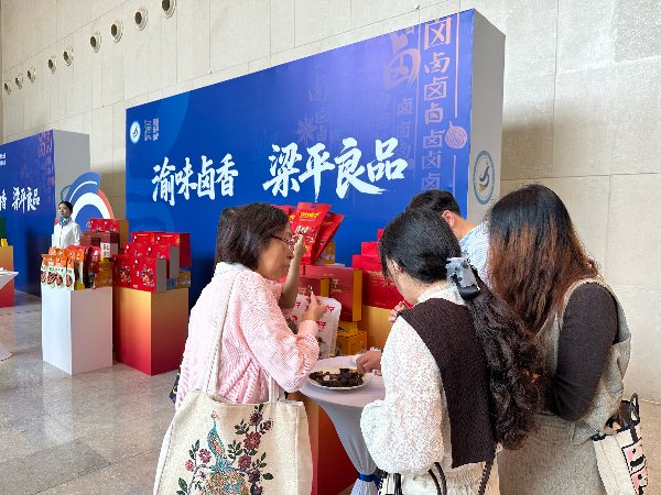 游客品嘗梁平鹵烤鴨。黃亞輝攝