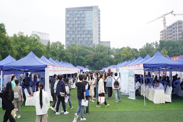 招聘活動現場。重慶市人力社保局供圖