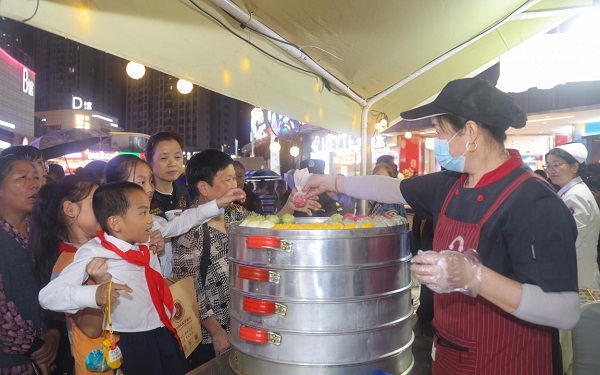 五色養生包子受市民青睞。曾英豪攝