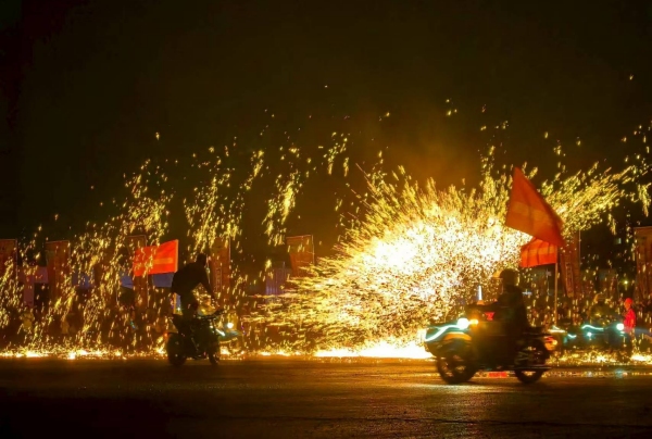機車特技表演和非遺火龍相結合。主辦方供圖