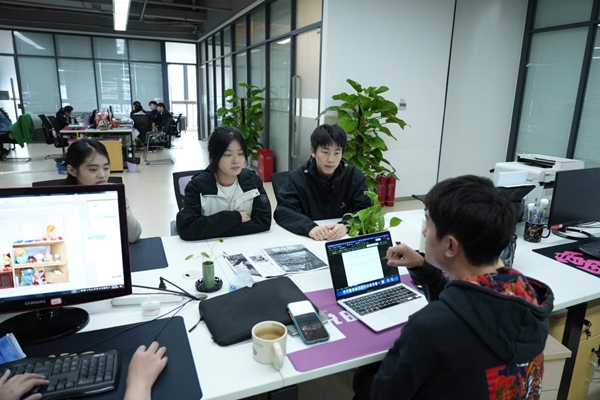 高校畢業生們在重報集團“一對一”體驗“編輯”崗位。渝北區人力社保局供圖