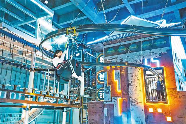 10月14日，“種草官”們在反鼓異世紀里體驗空中游玩項目。記者 李雨恒 攝/視覺重慶