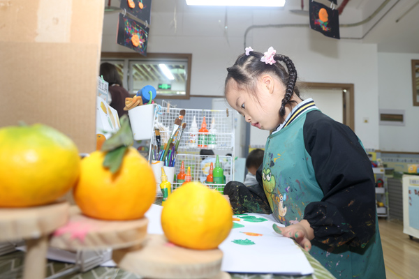 幼兒在“流動式博物館”玩耍。曾英豪攝