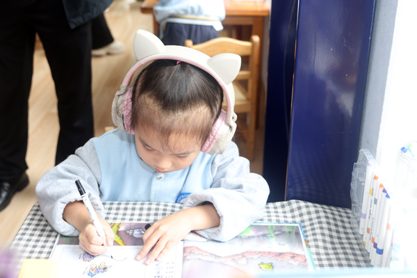 幼兒在“流動式博物館”玩耍。曾英豪攝