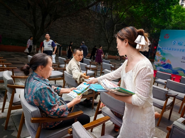 志愿者現場向居民宣傳便民服務相關政策。龍山街道供圖