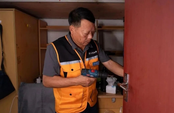 工作中的毛德元。重慶理工大學供圖