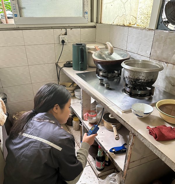 燃氣工作人員入戶進行安全檢查。重慶燃氣集團供圖