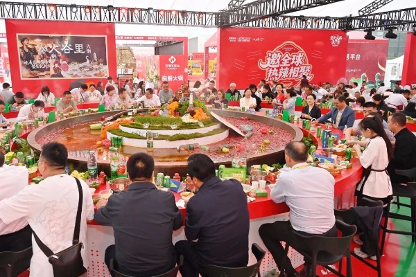 游客同燙“火鍋天下宴”。鄒樂 攝