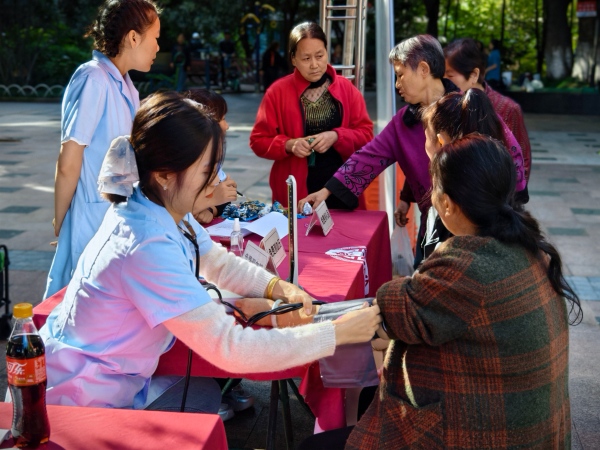 給居民免費健康檢測。龍山街道供圖