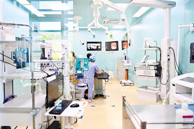 十月二十二日，重慶醫科大學附屬第一醫院金山院區，數智化一站式5D呼吸介入示范手術室投用。記者 齊嵐森 攝\視覺重慶