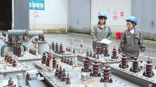 倉儲人員清點電力物資。國網重慶永川供電公司供圖