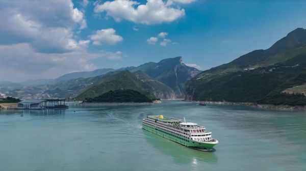 行駛中的長江記憶游輪。黃金游輪供圖