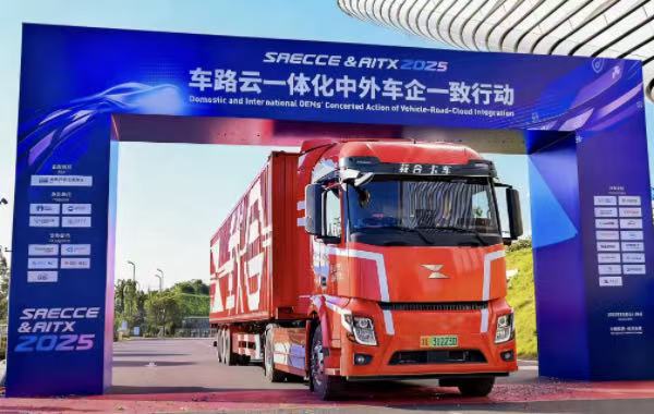 載合卡車攜智駕和車路協同最新成果亮相?；顒又鬓k方供圖