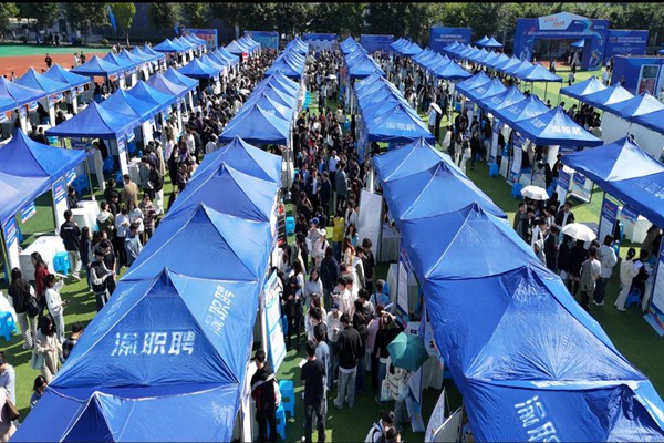 招聘會現場。重慶市人力社保局供圖