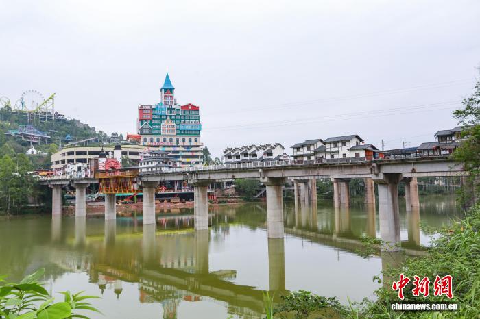 圖為沿江小鎮現平湖美景。邱政霖 攝