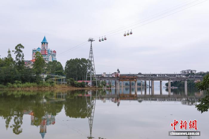 圖為沿江小鎮現平湖美景。邱政霖 攝