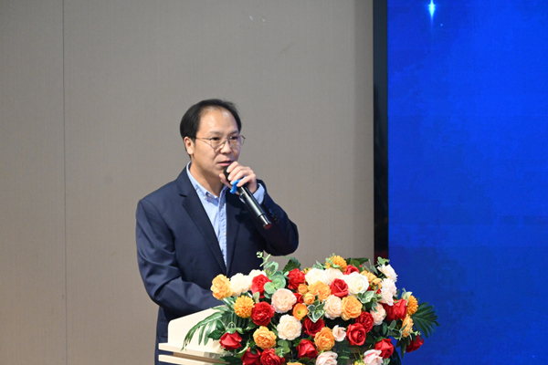 重慶城市科技學院黨委副書記、副校長，重慶市民辦高校體育聯盟首任理事長賈瑞發言。蔣星彤攝
