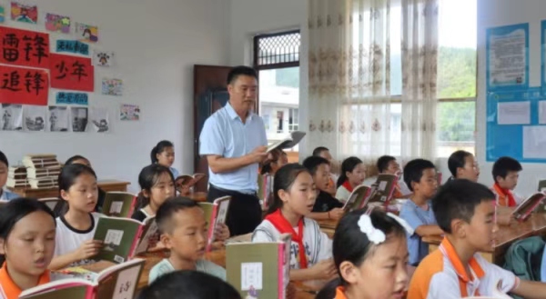 高人山帶領學生們誦讀《詩經》。冉江陵攝