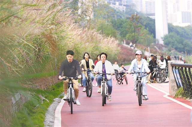 江北嘴江灘公園，市民騎行玩耍。（資料圖片）特約攝影 鐘志兵\視覺重慶