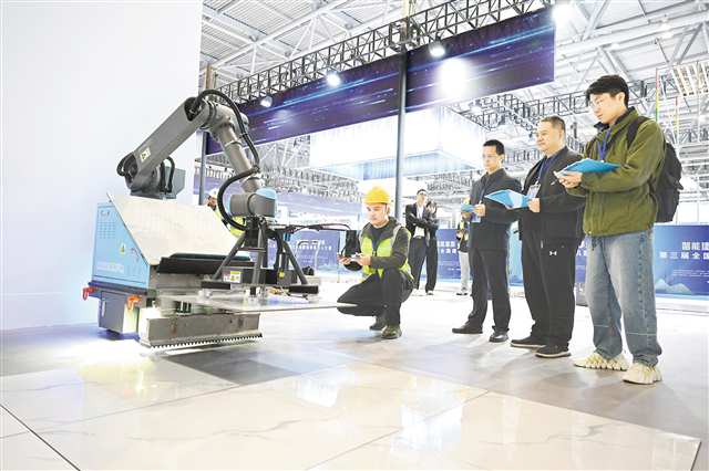 十月二十六日，第三屆全國建筑機器人大賽在重慶國際博覽中心開幕。圖為地磚鋪貼機器人比賽現場。記者 羅斌 攝\視覺重慶