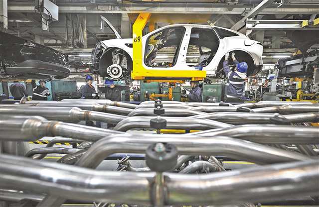 沙坪壩區青鳳科創城，工人在拓普底盤車間進行生產。（資料圖片）記者 李雨恒 攝/視覺重慶