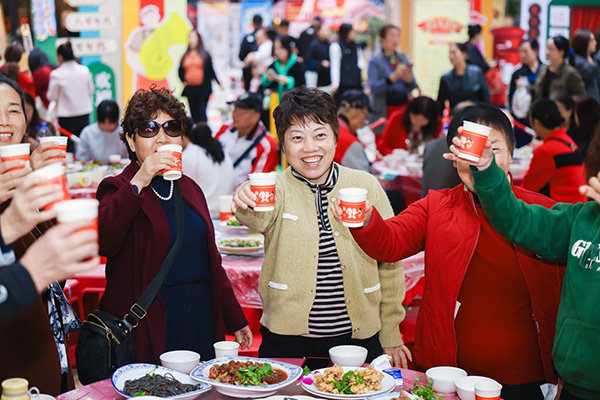 十一載溫情相伴 東原仁知“老友生活節”如何重塑社區鄰里情