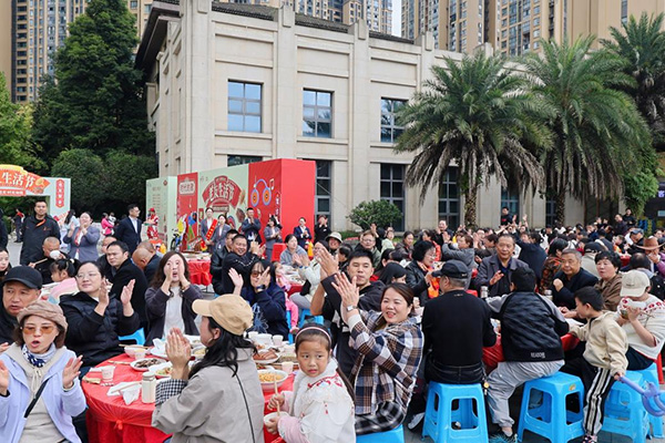 老友生活節百家宴活動。東原仁知供圖