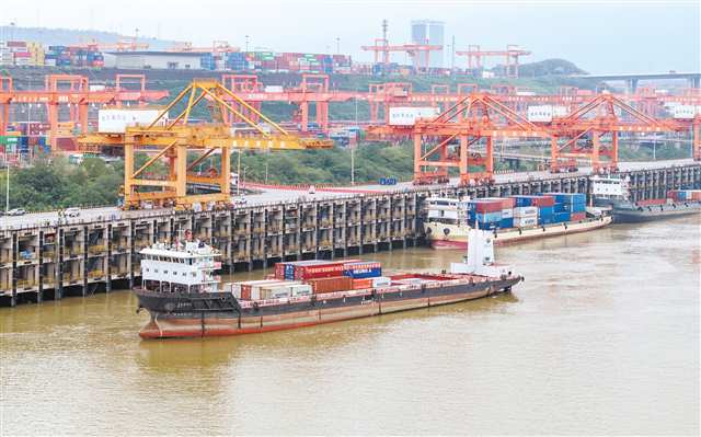 10月27日，重慶果園港，“重輪集3019”貨輪緩緩靠岸，“宜賓港—果園港”鋰電池運輸航線首航成功。記者 羅斌 攝/視覺重慶