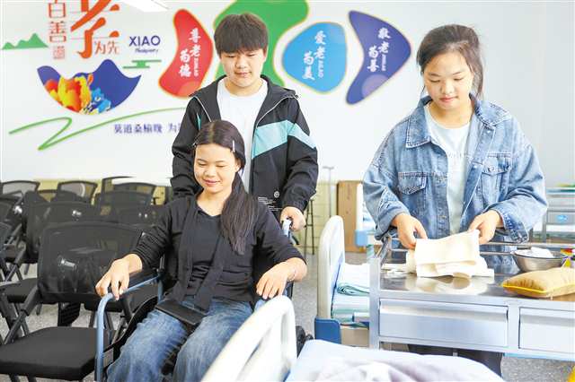 十月十五日，重慶城市管理職業學院，學生們在體驗老人出行方式。記者 尹詩語 攝\視覺重慶