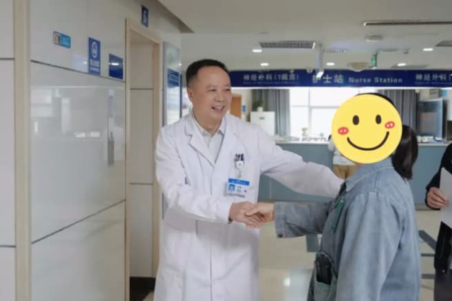 出院患者向醫生表達謝意。