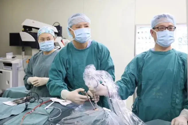 楊剛教授團隊為患者開展手術。重醫附一院供圖