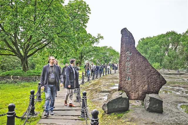 10月26日，合川區釣魚城，“匈牙利智庫學者川渝行”代表團成員們正在參觀九口鍋遺址。首席記者 龍帆 攝/視覺重慶