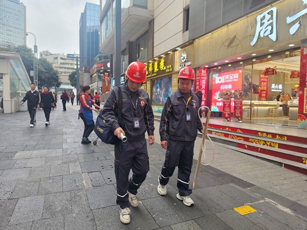 重慶燃氣工作人員進行巡線安檢。重慶燃氣集團供圖