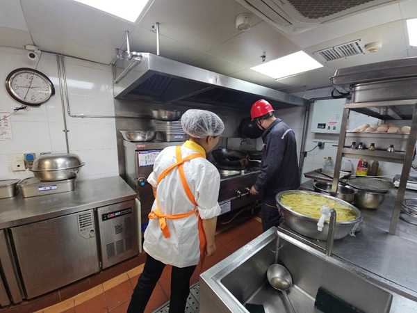 重慶燃氣工作人員走訪商戶進行安全檢查。重慶燃氣集團供圖