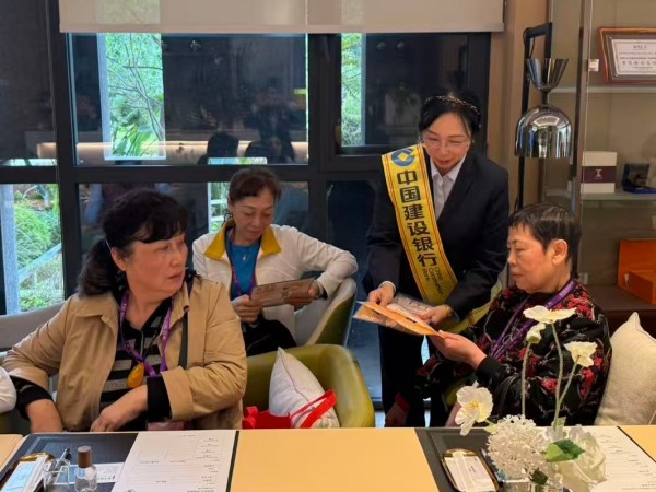 向老年群體開展個人養老金政策解讀。建行重慶市分行供圖