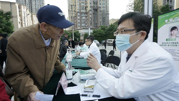 義診現場，專家為居民講解科學用藥要點。豐都縣人民醫院供圖