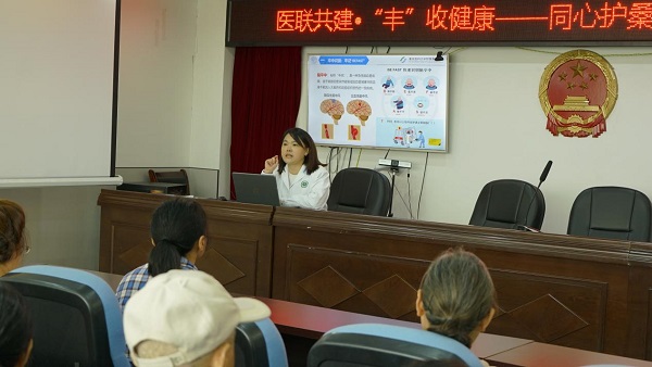 邢鳳為社區老年人做腦卒中預防與識別科普。豐都縣人民醫院供圖