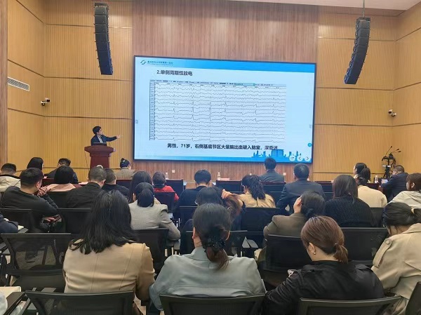 重醫附一院神經內科主任醫師王亮作《意識障礙的鑒別診斷》講座。豐都縣人民醫院供圖